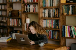 Saiba como pesquisar com IA; mulher usando computador